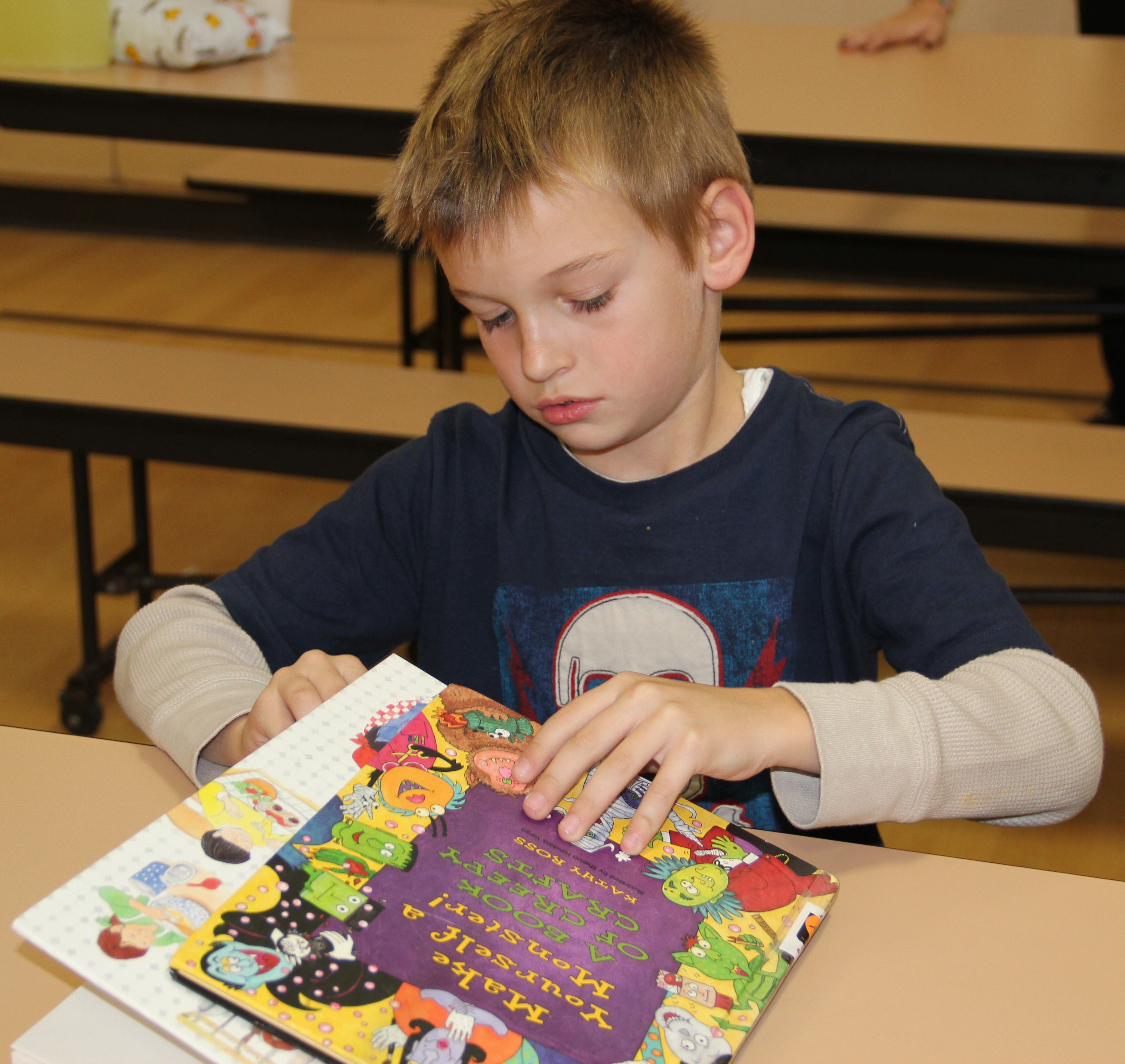 Child reading books 